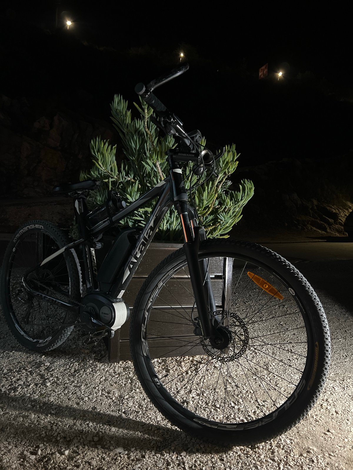 Evening scenes captured in Boreti: bike, street musician, cocktail