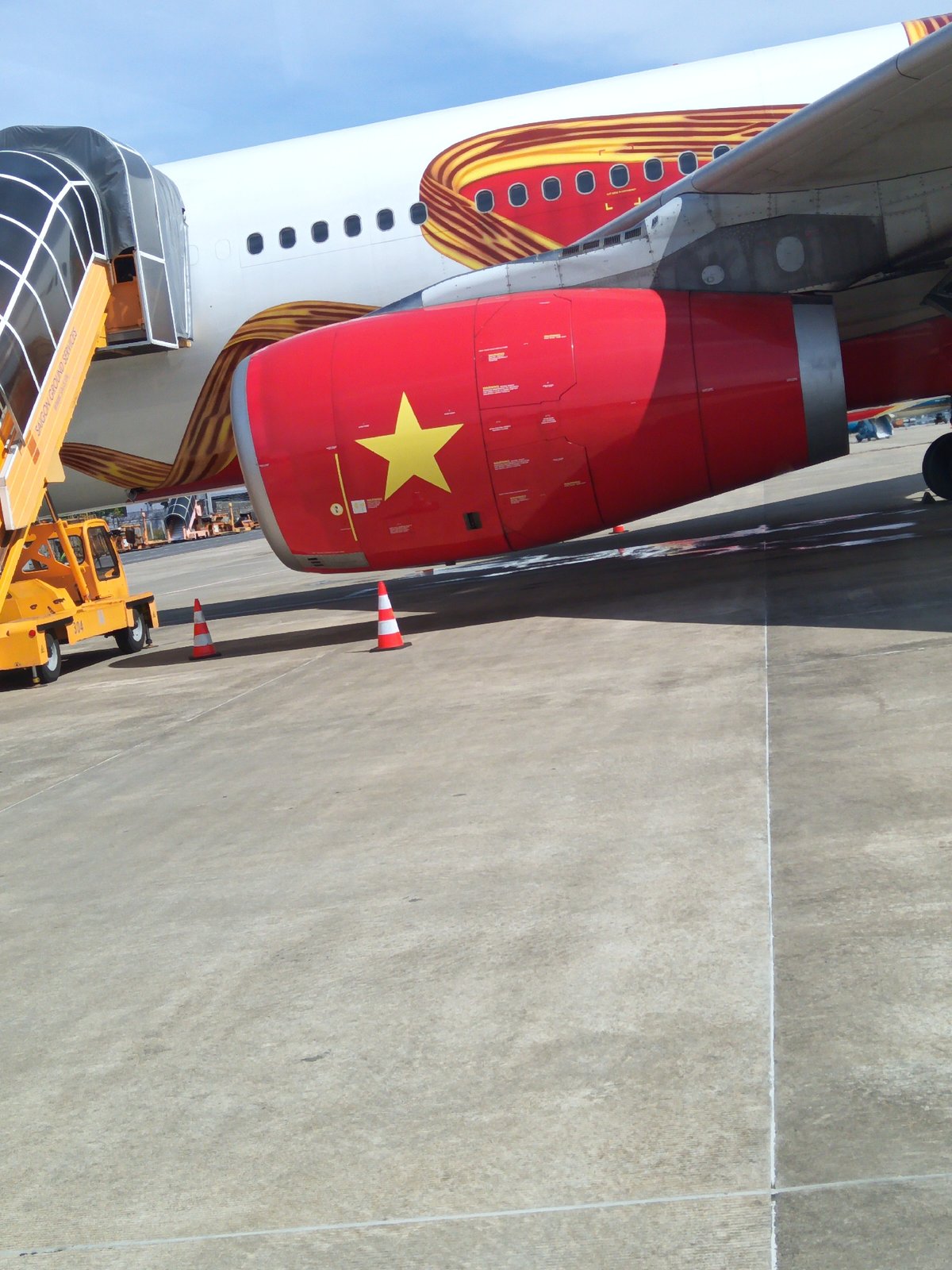 Tarmac activity at Da Nang Airport with VietJet and Vietnam Airlines