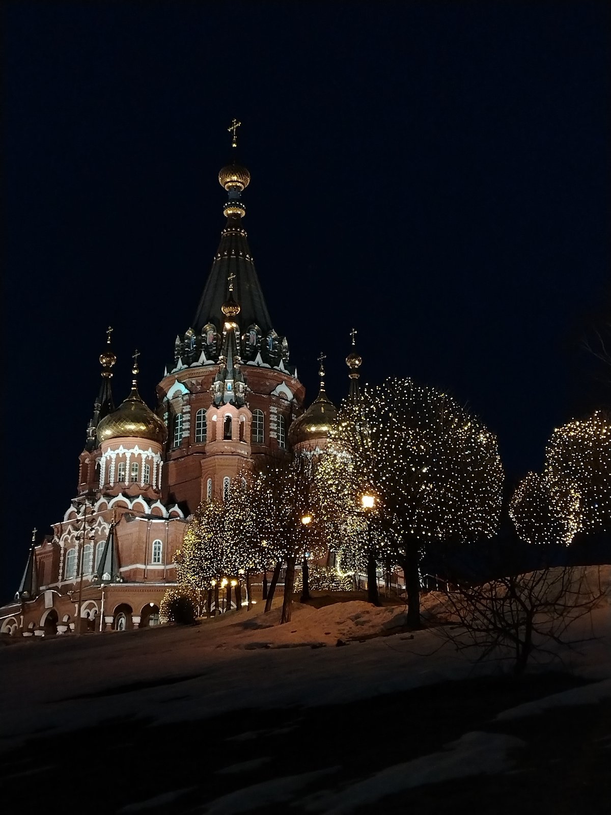 String lights illuminate dark space in Izhevsk
