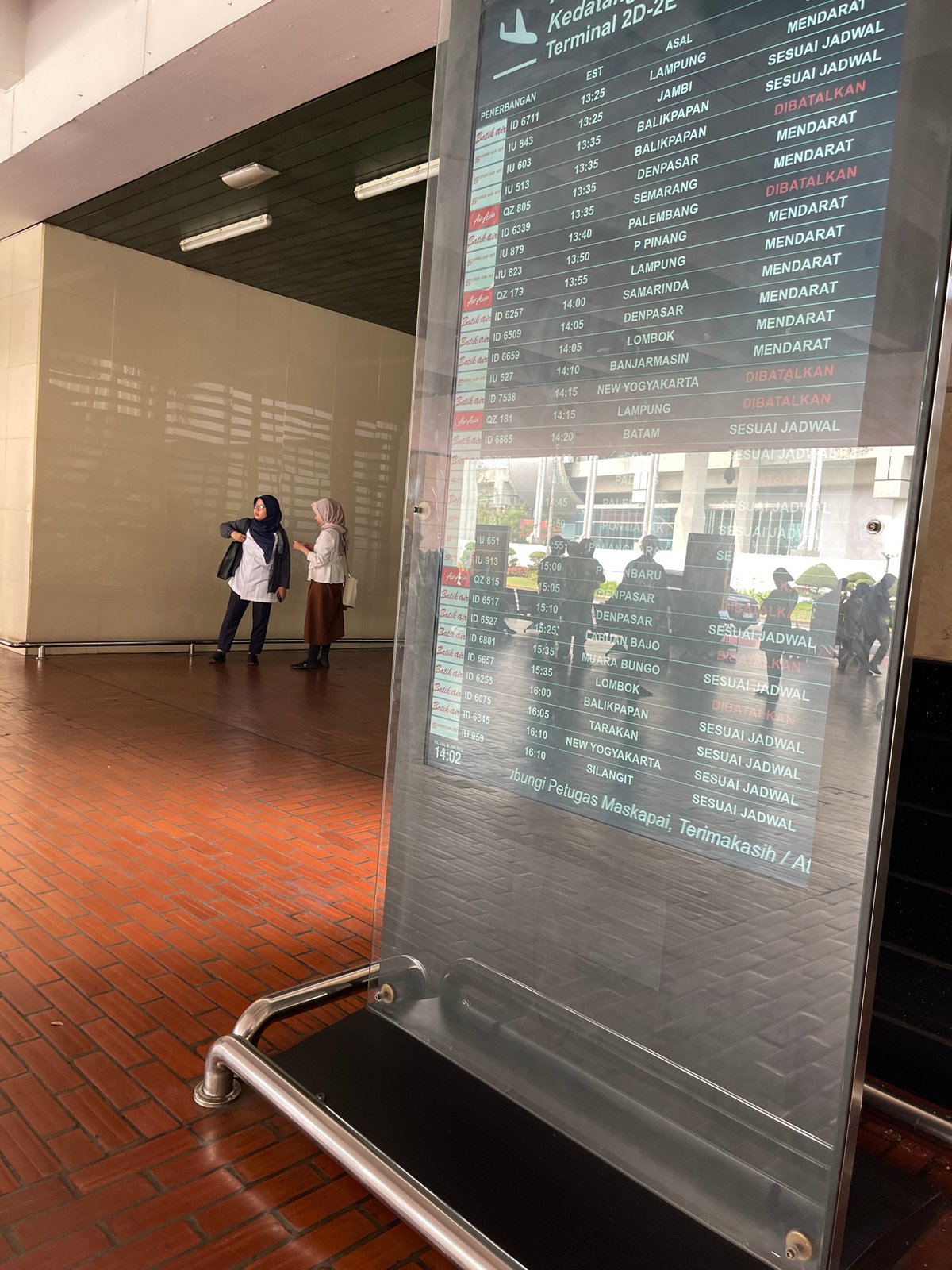 Morning rush at Soekarno-Hatta: departures, arrivals, and everything between