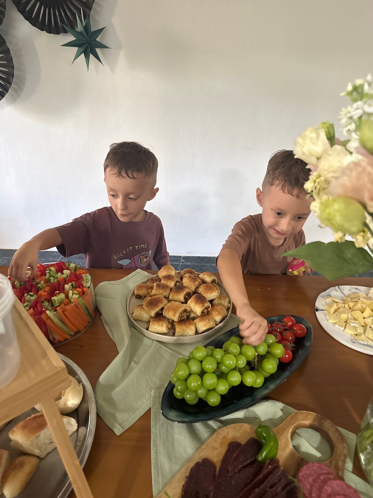 Food and friends at a casual home gathering in Baan Tai