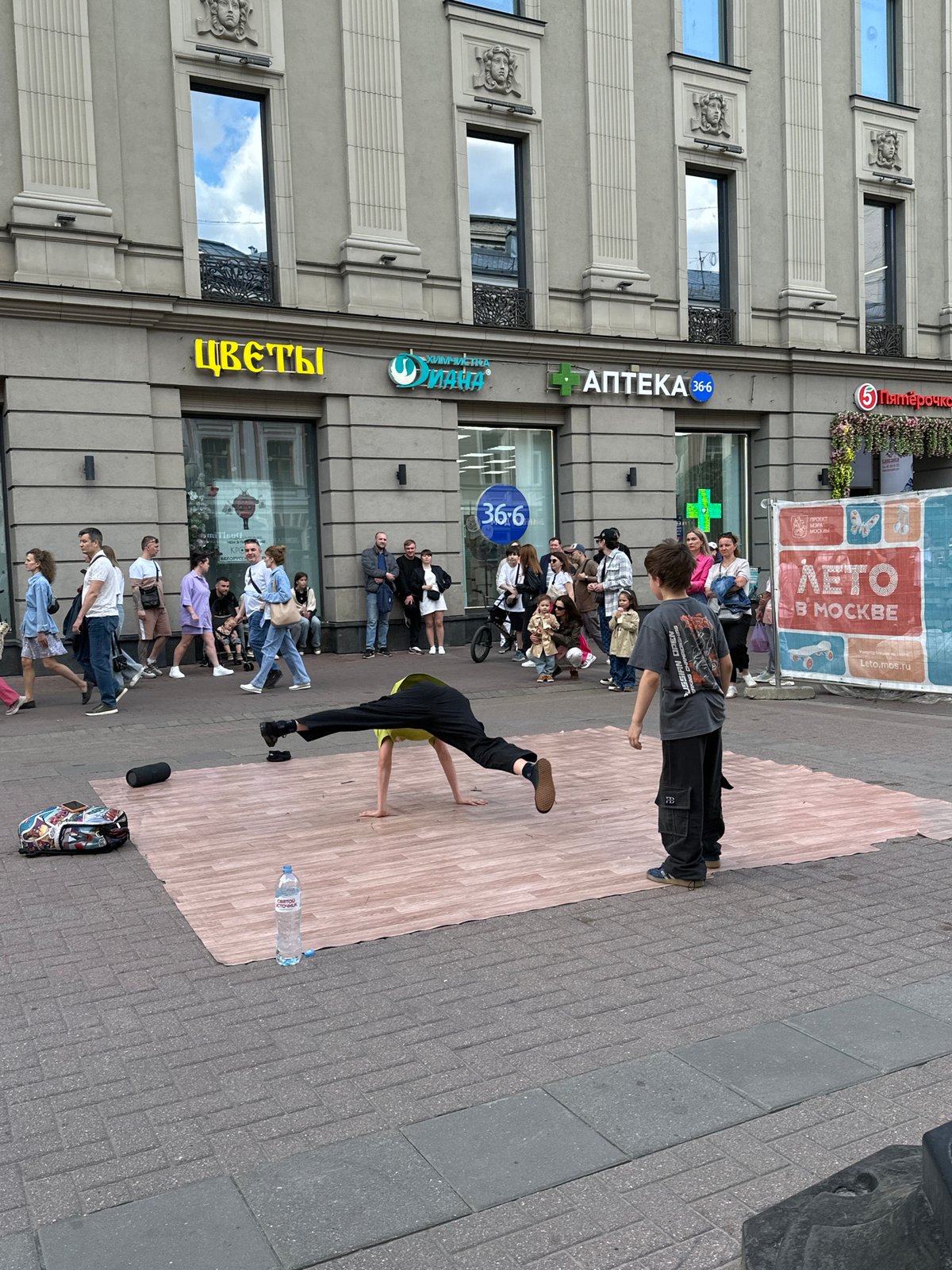 Street performers draw crowds near Moscow theater district