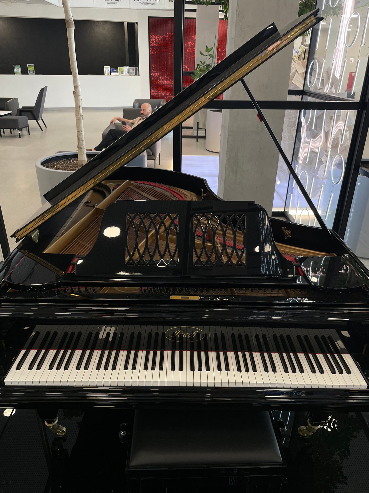 Luxury cars and grand piano spotted in Kazan morning