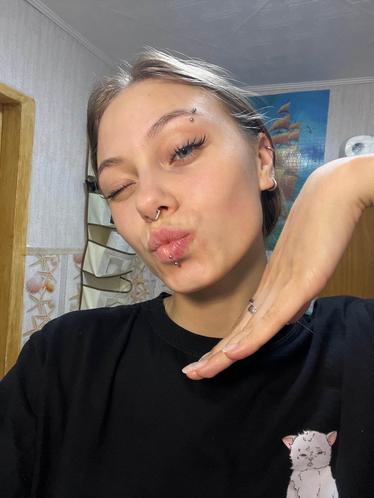 Woman documents early morning moments in selfies in Foki