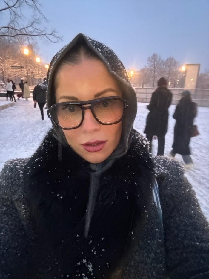 Paris residents document snowy evening through selfies and games