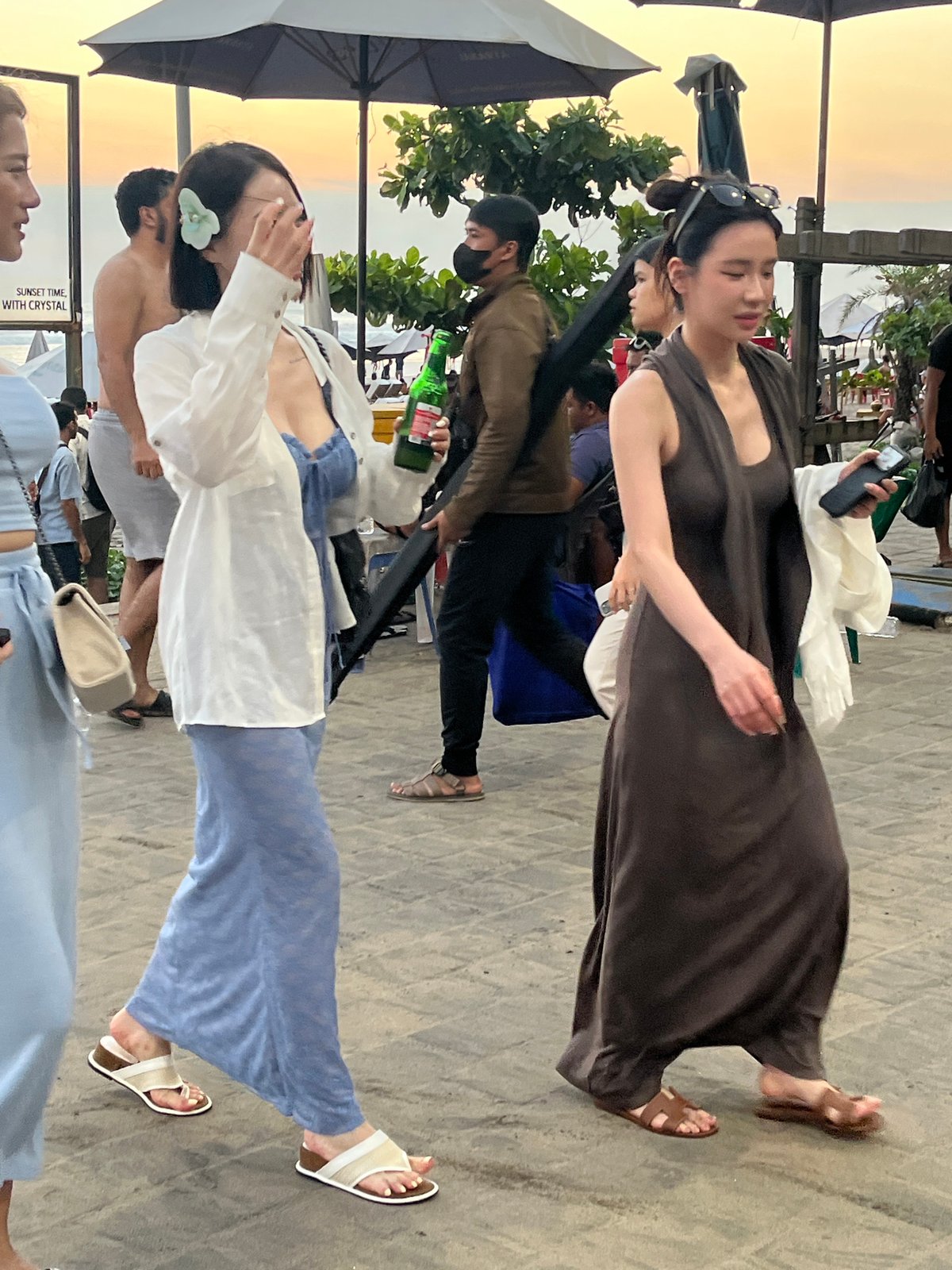 Sunset draws crowds to Kuta Beach, Indonesia