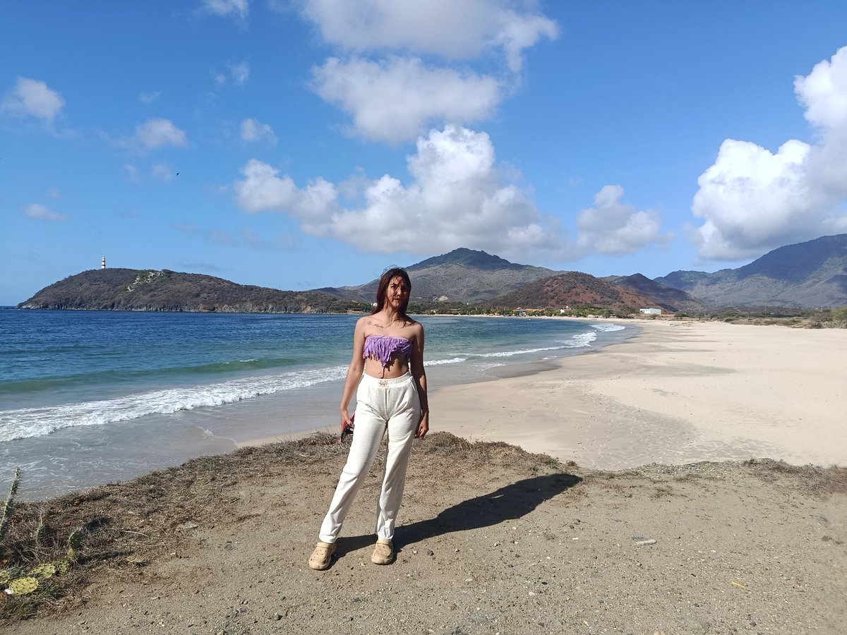 Woman documents beach outing with selfies in Pedro González