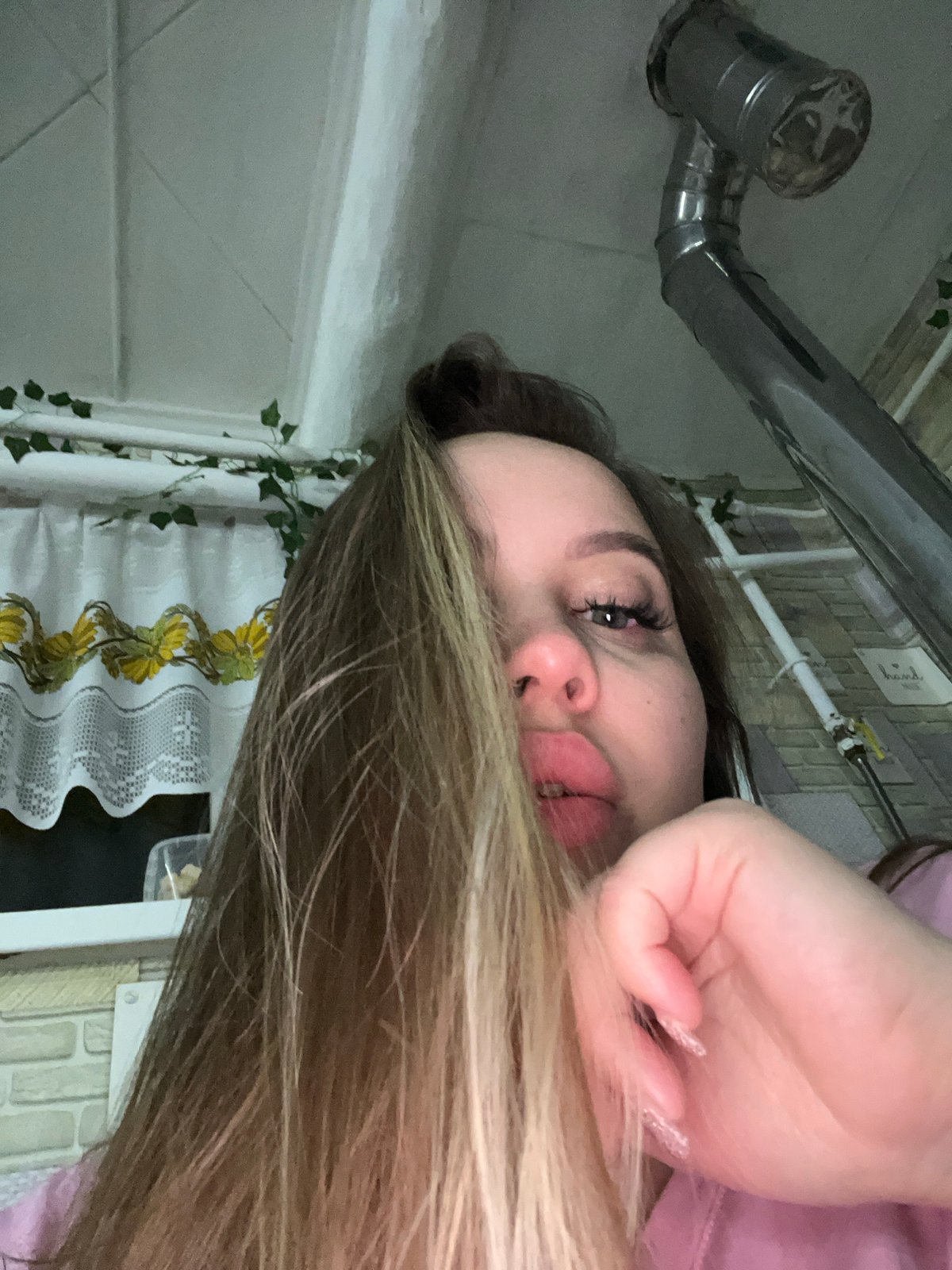 Woman photographed in multiple poses in Port-Katon room