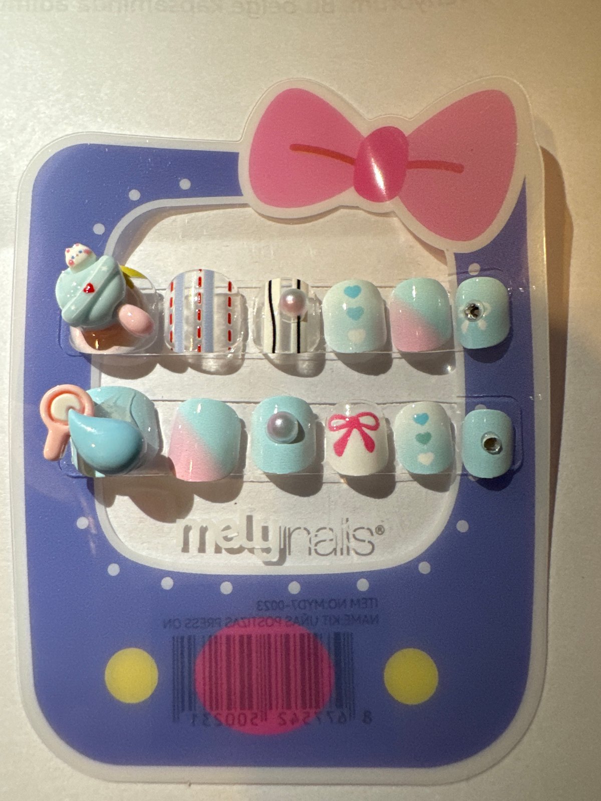 Colorful press-on nails package spotted in Buenos Aires