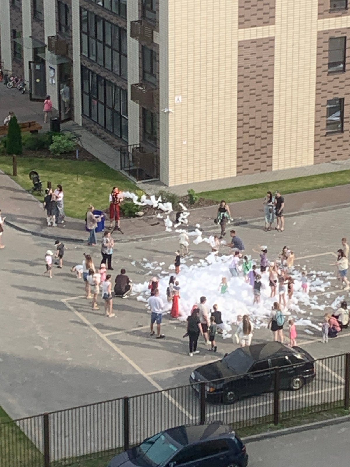 Outdoor foam party fills Kirov apartment courtyard on summer afternoon