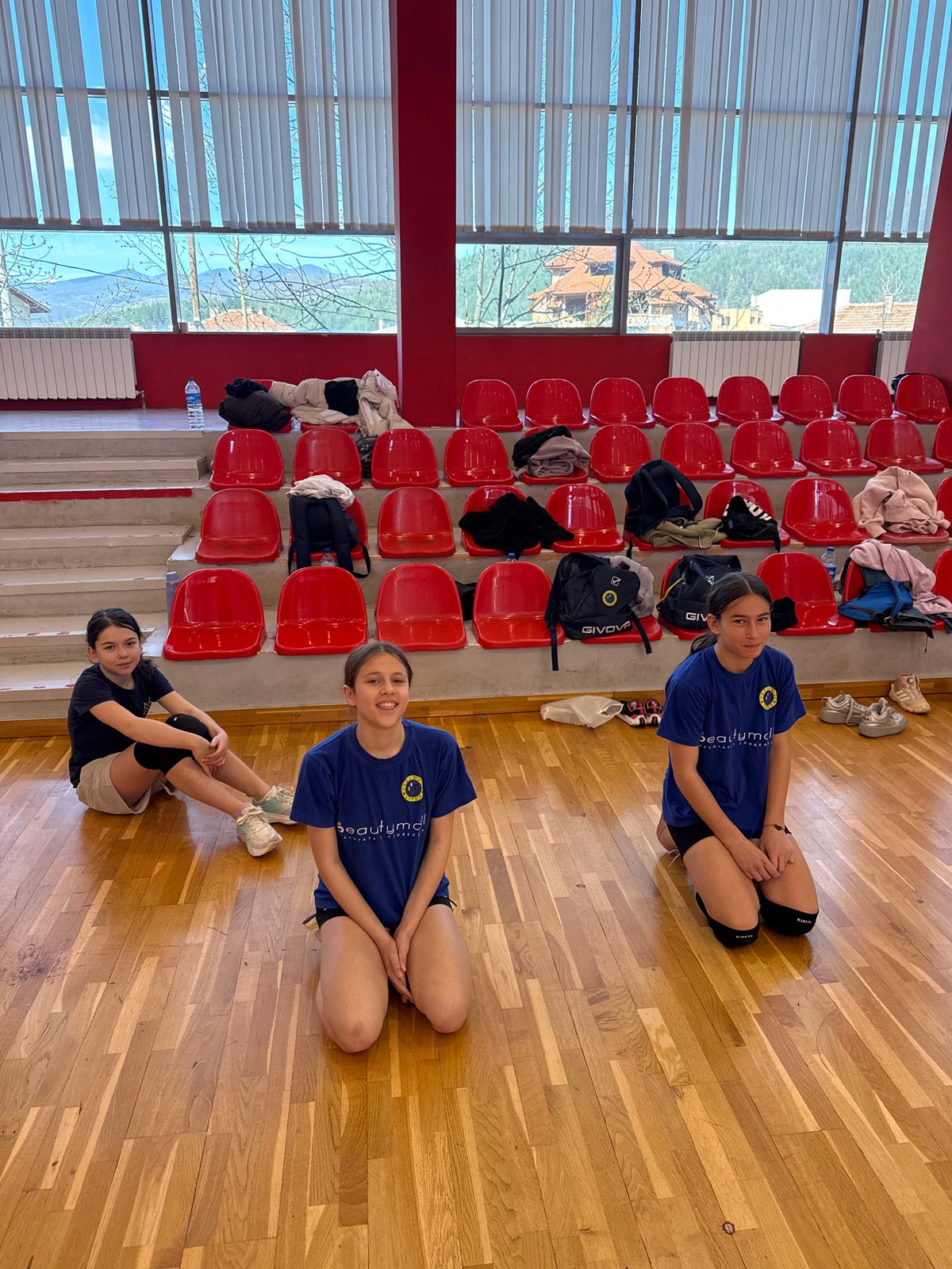 Youth volleyball team trains at Etropole gymnasium