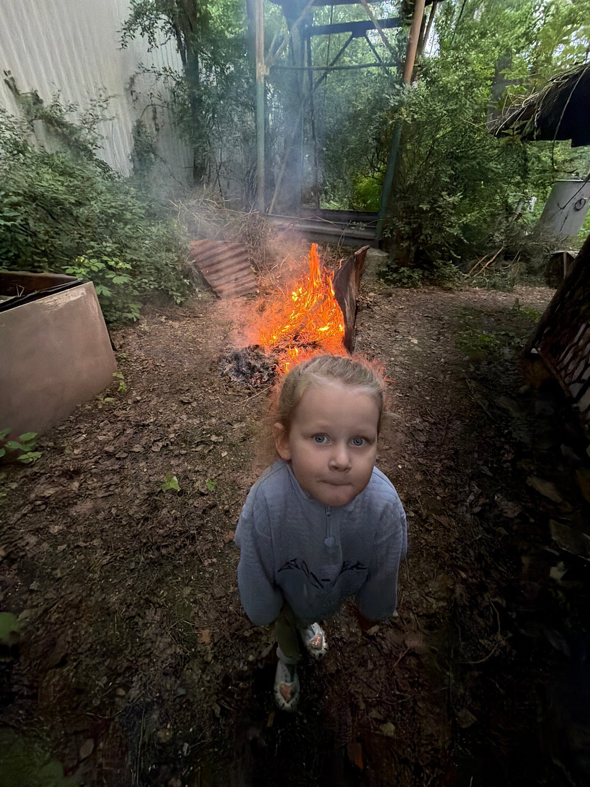Child observed near outdoor bonfire in Udelnaya, Russia