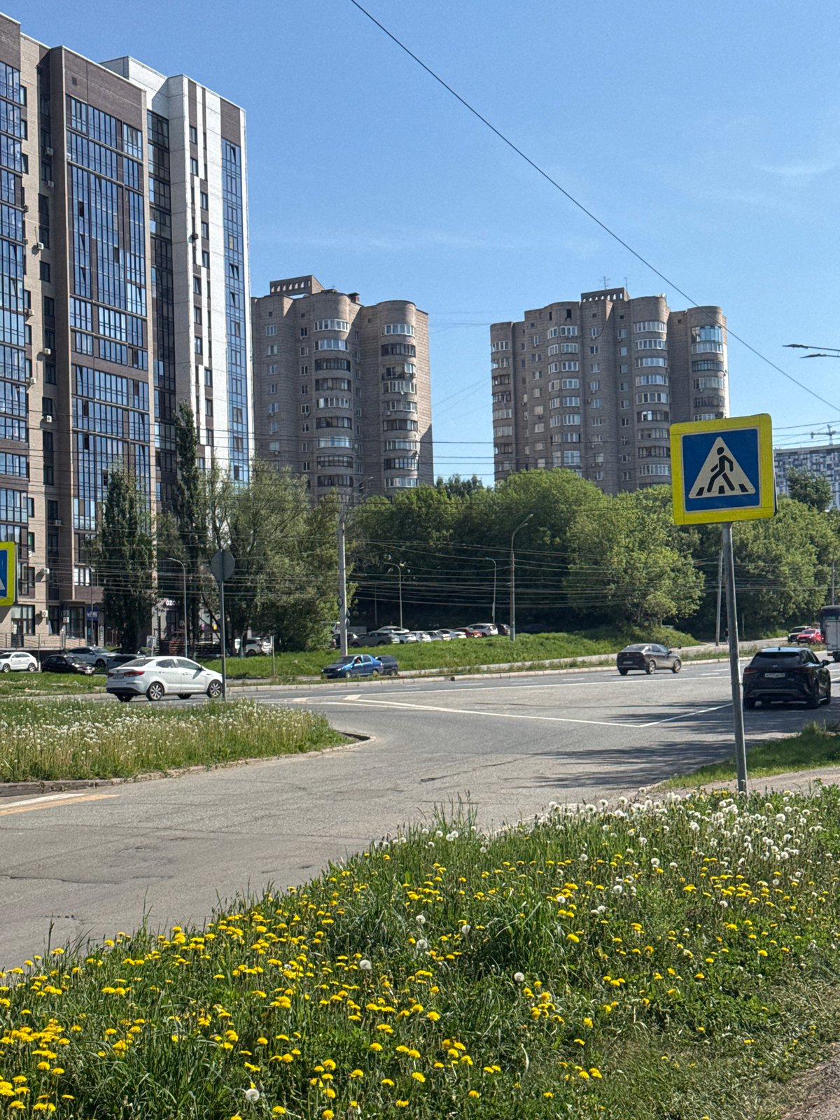 Morning street life documented across Izhevsk, Russia