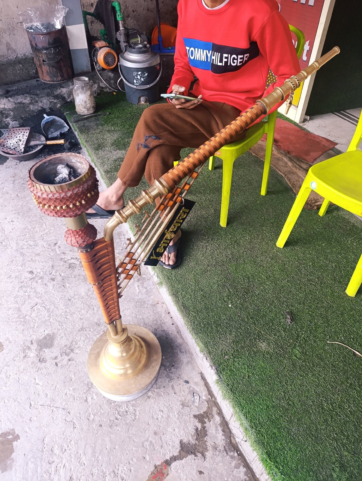 Himalayan mountain views and hookah break in Bahang