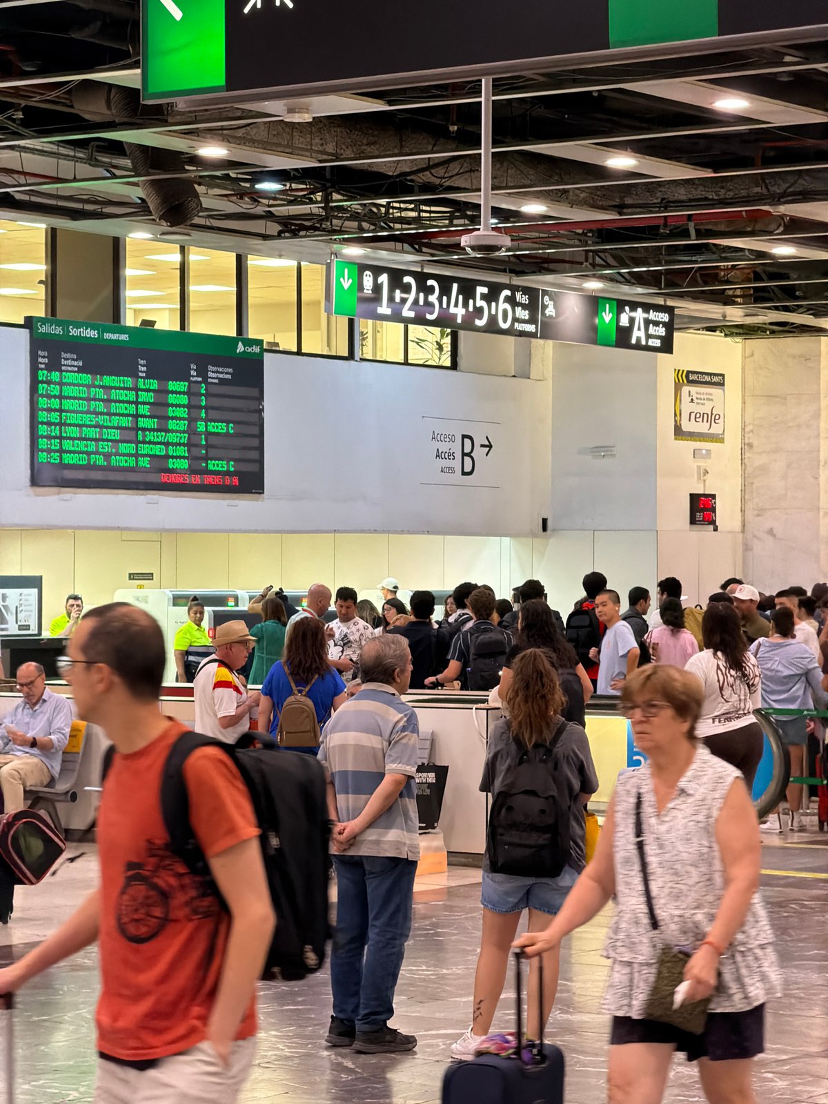 Morning rush through Barcelona Sants and airport terminals