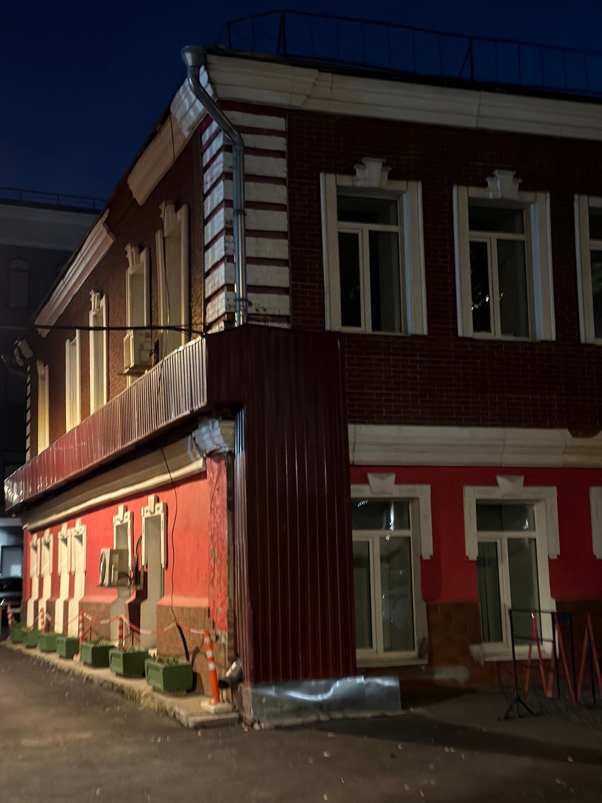 Evening architectural tour through Moscow's brick buildings and sculptures
