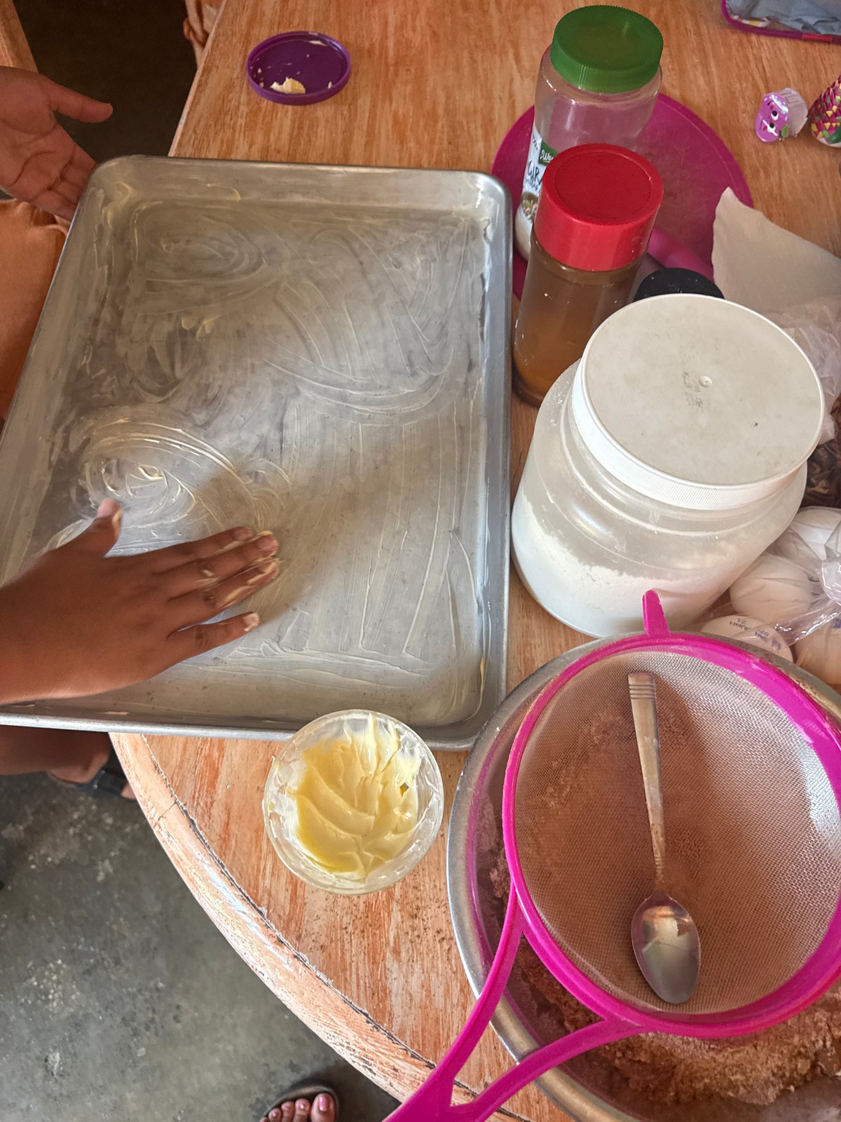 Family baking session produces chocolate cake in Acapulco kitchen