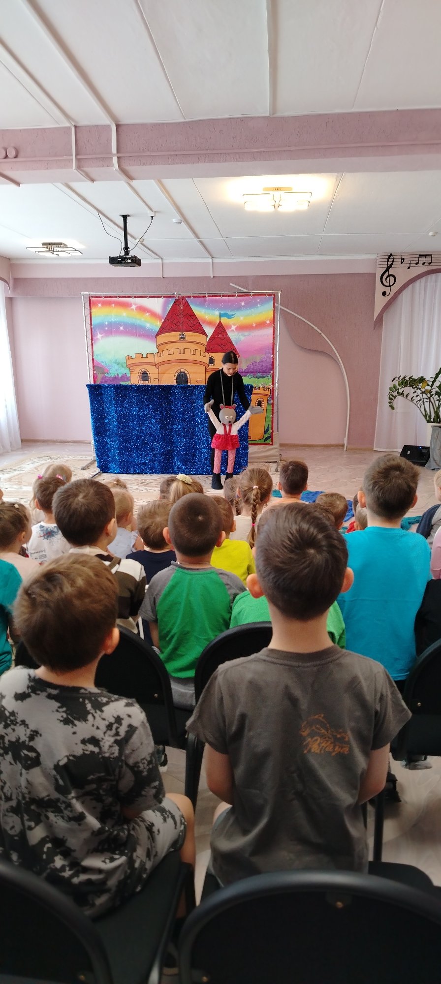 Children's puppet show entertains young audience in Chaikovsky, Russia