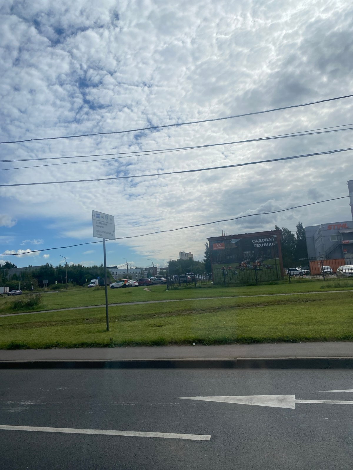 Street-level scenes along a Pargolovo–Saint Petersburg commuter route