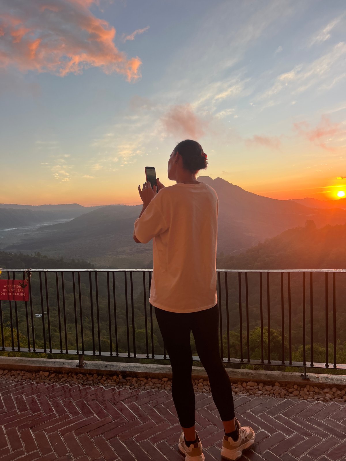 Sunrise views and selfies at a Kintamani overlook