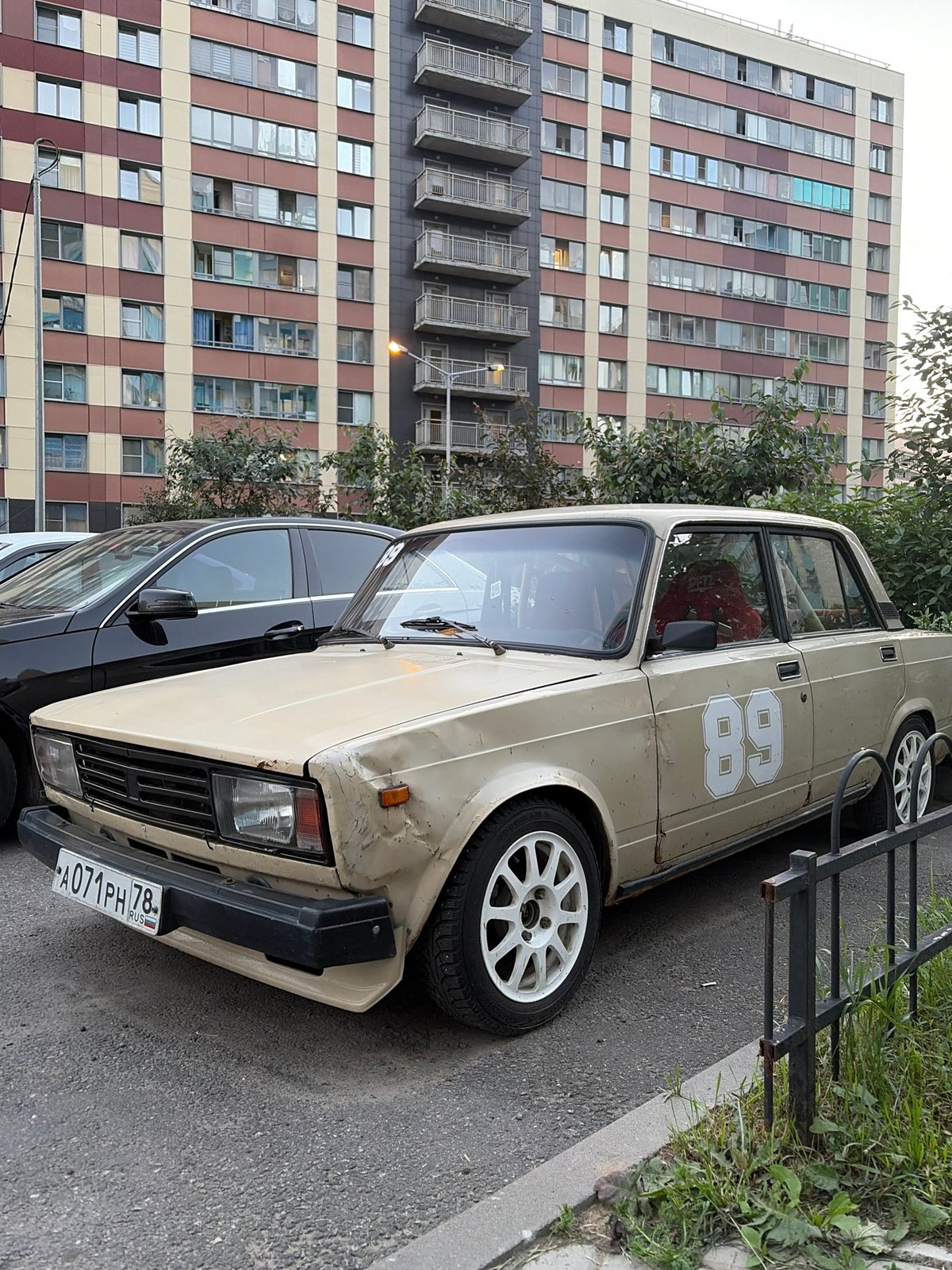 Kudrovo at sunset: cars, parks, and a vintage ice cream truck