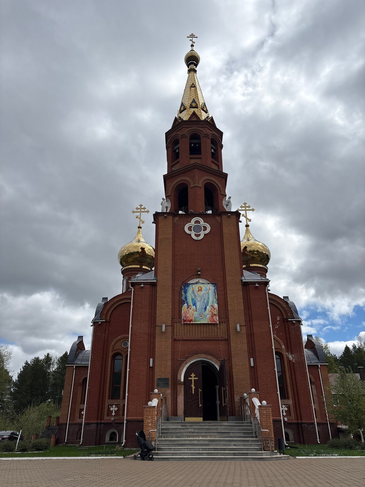 Morning scenes captured in Chaikovsky: church photography and domestic cat