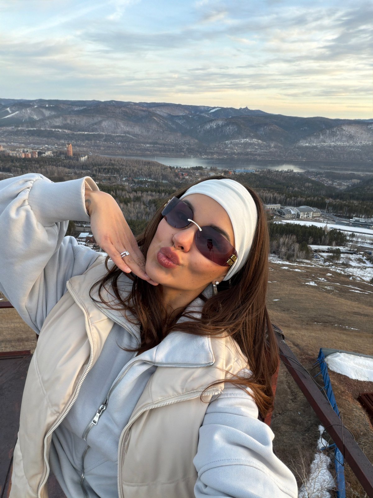 Woman spotted on elevated platform in Krasnoyarsk