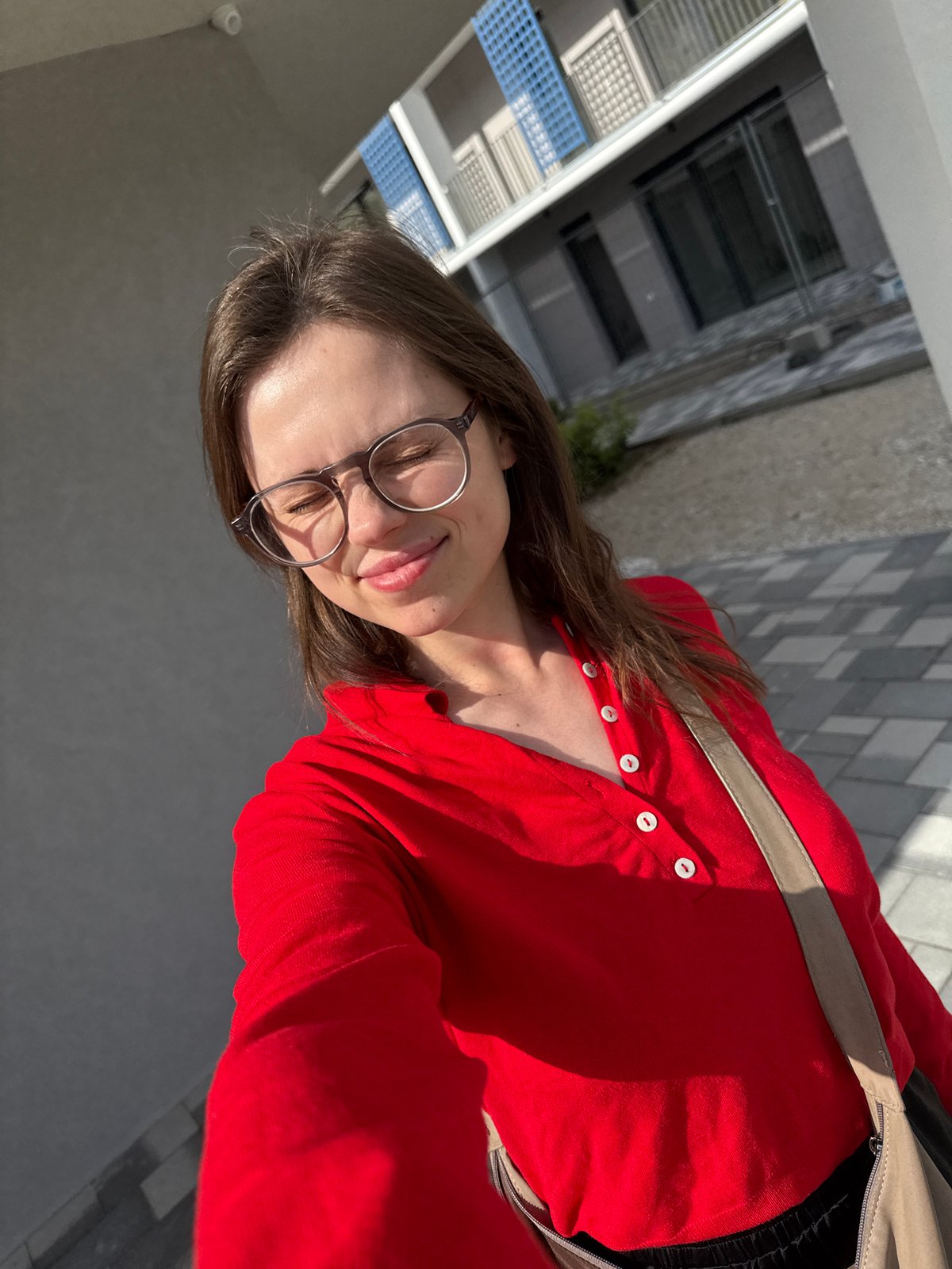 Woman documents quiet Sunday afternoon with selfies in Balatonlelle