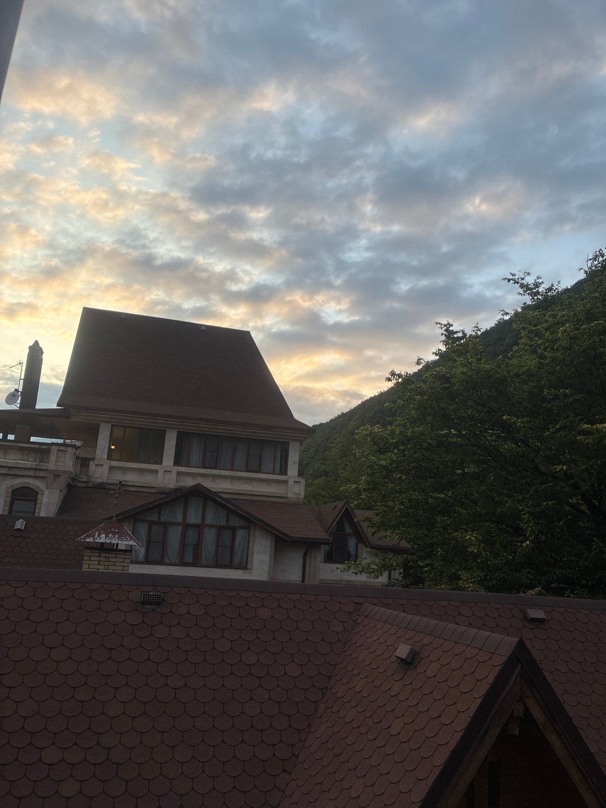 Dinner and drinks with rooftop views in Estosadok