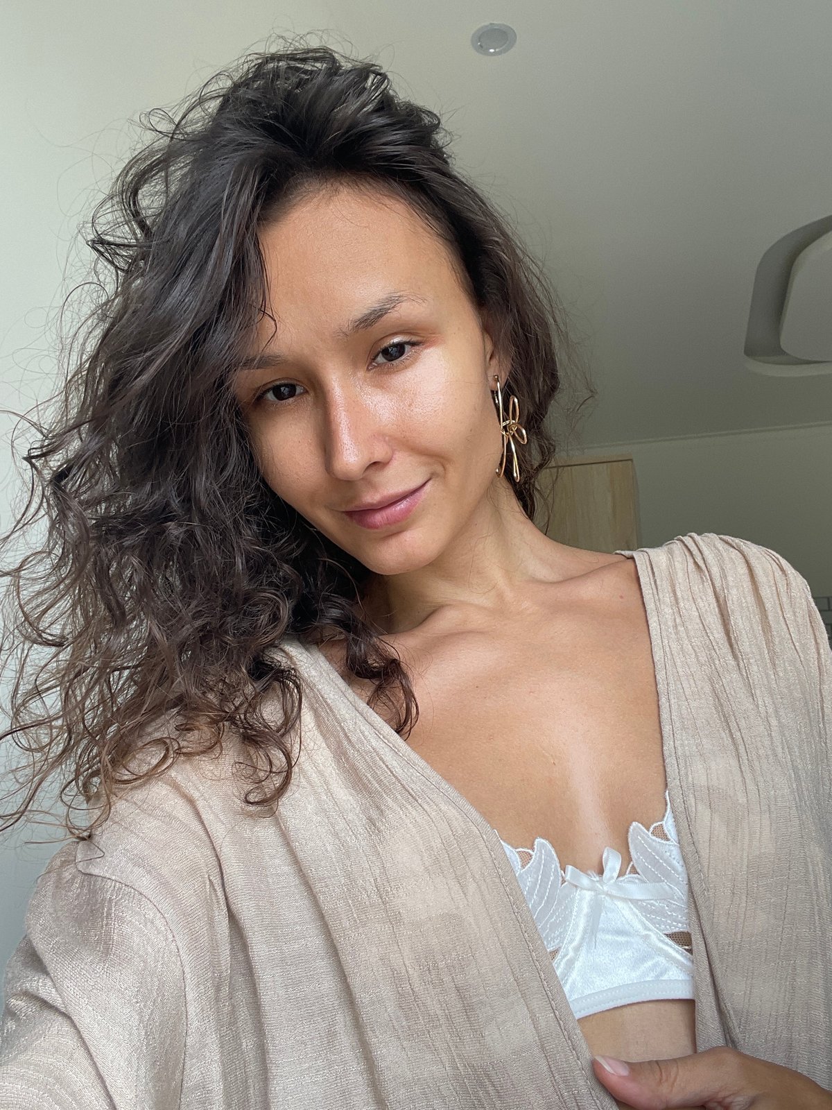 Indoor photo session in Mũi Né with outfit changes