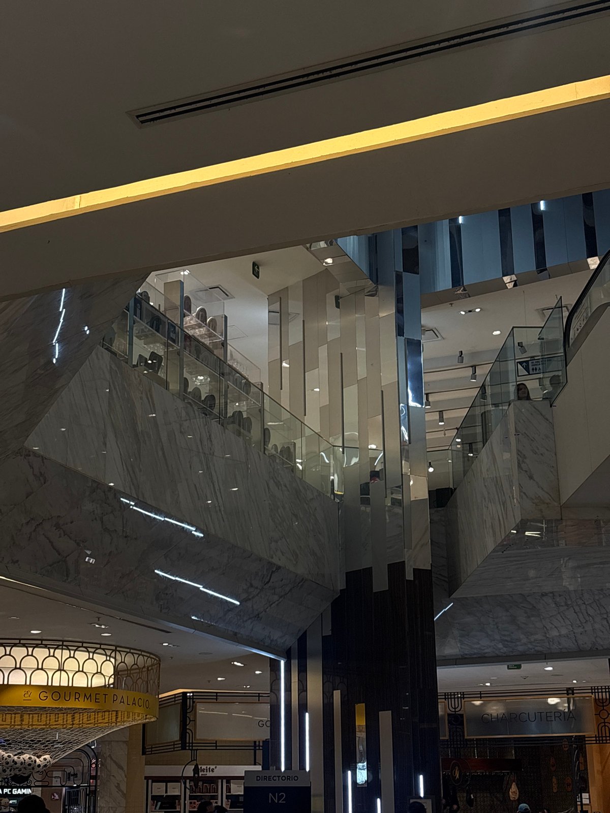 Late-night luxury dining experience documented in Mexico City