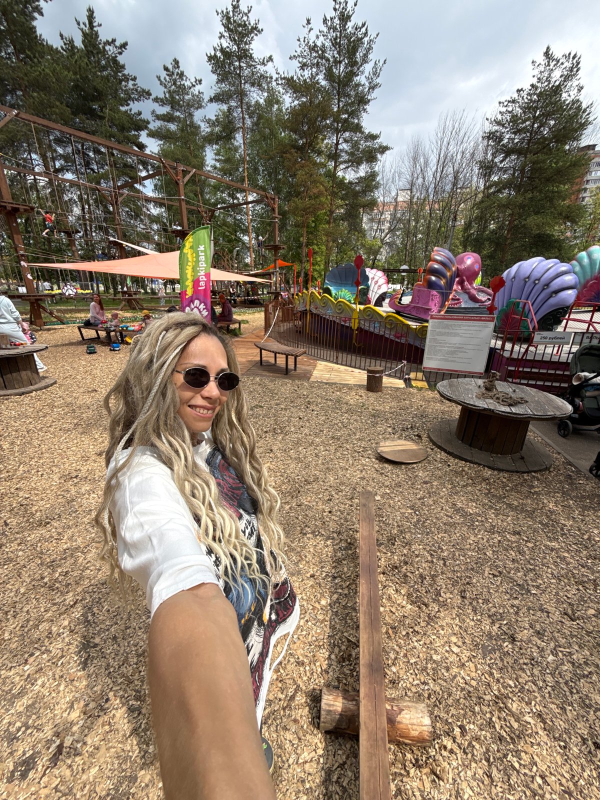 Family outing at Russian adventure park captured by witnesses