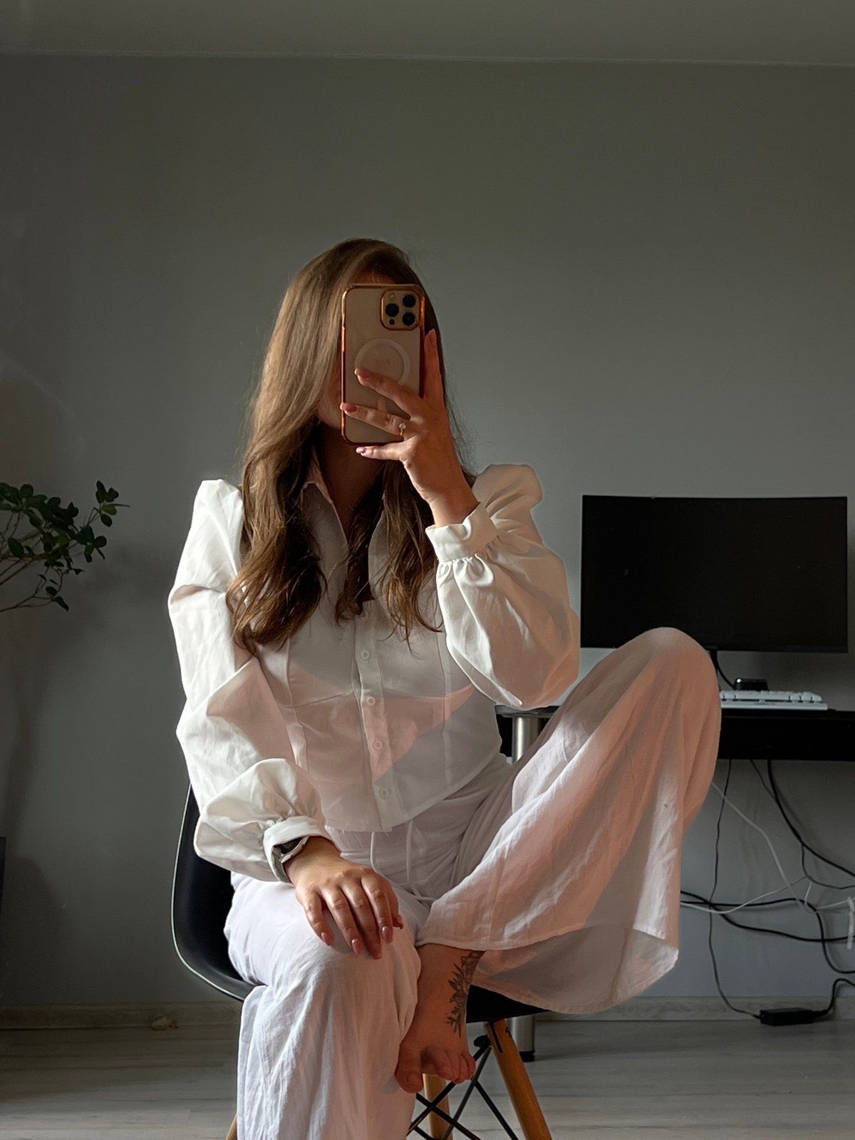 Woman documents selfie session with cat in Ternopil apartment