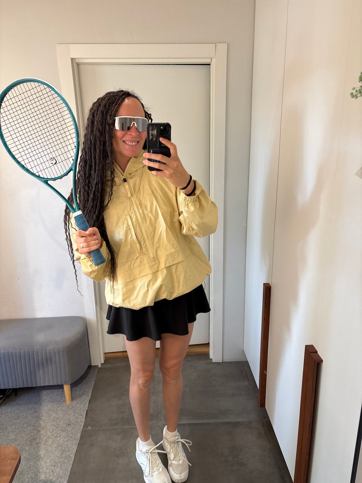Tennis player takes mirror selfies with child in Chaikovsky