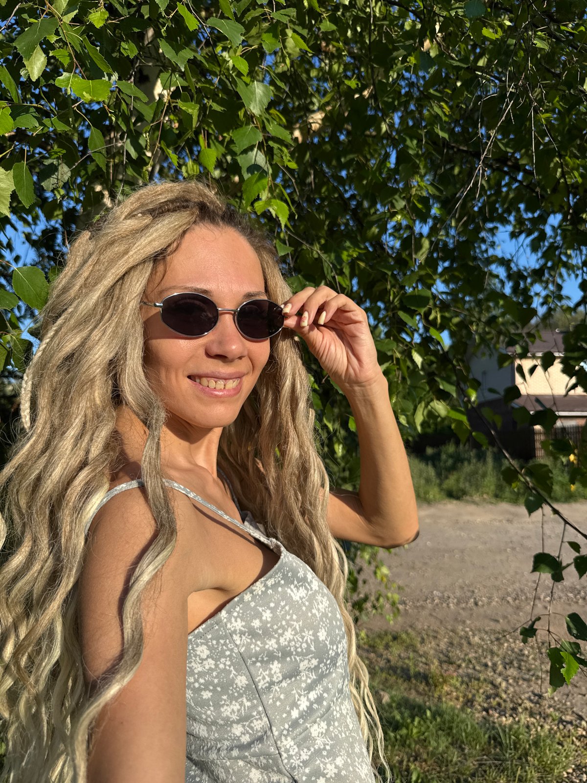 Casual photos captured in Rusanovo show people around cars