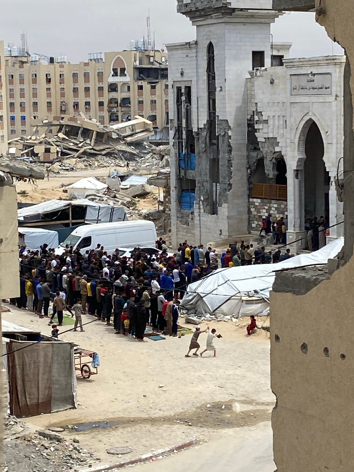 Large group gathers for apparent prayer in Khan Yunis