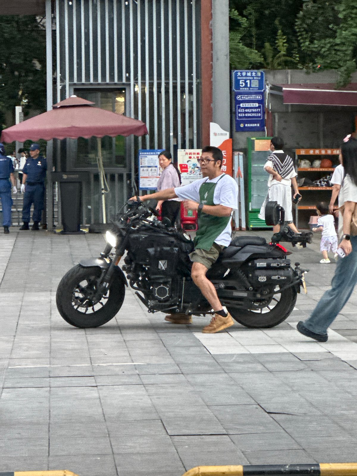 Ordinary morning street life along Chongqing High-tech Zone sidewalks