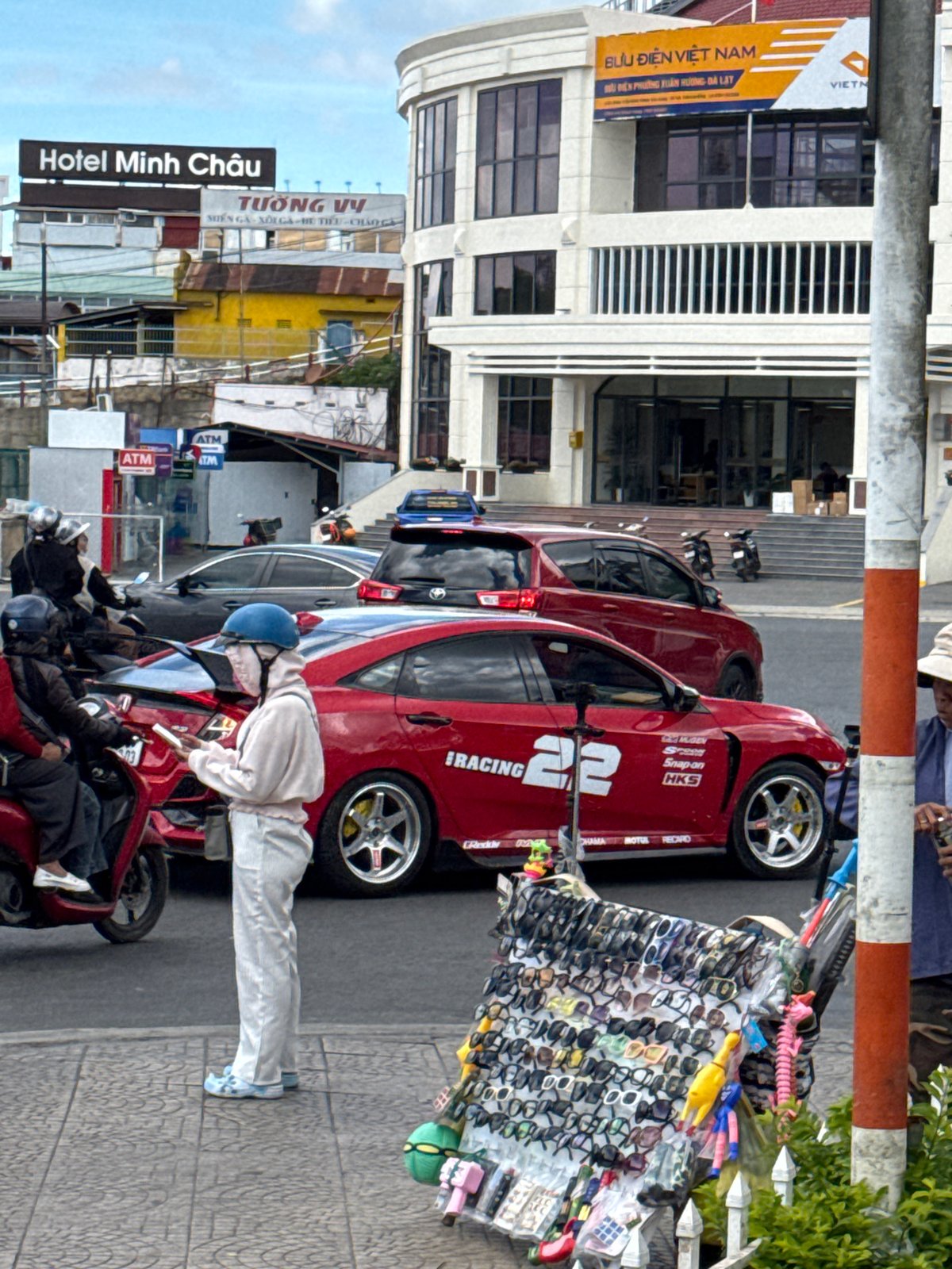 Da Lat street life: flower deliveries, vendors, traffic scenes