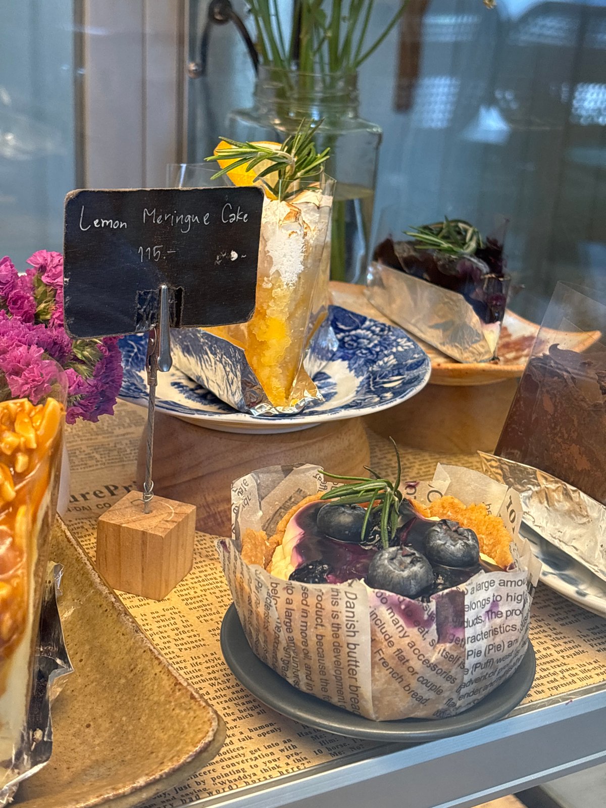 Early morning street scenes and bakery displays in Choeng Thale
