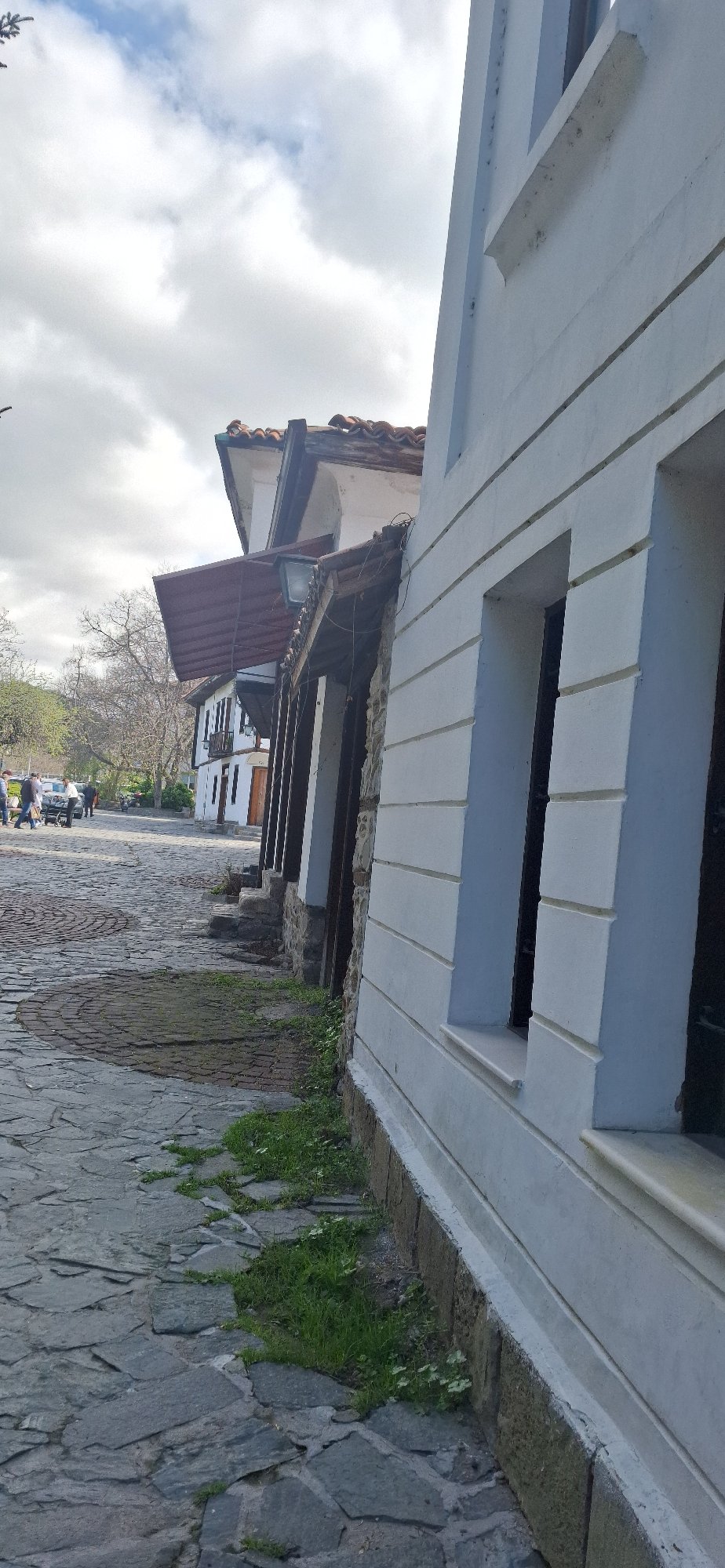 Morning walk documents Easter decorations, street life in Blagoevgrad