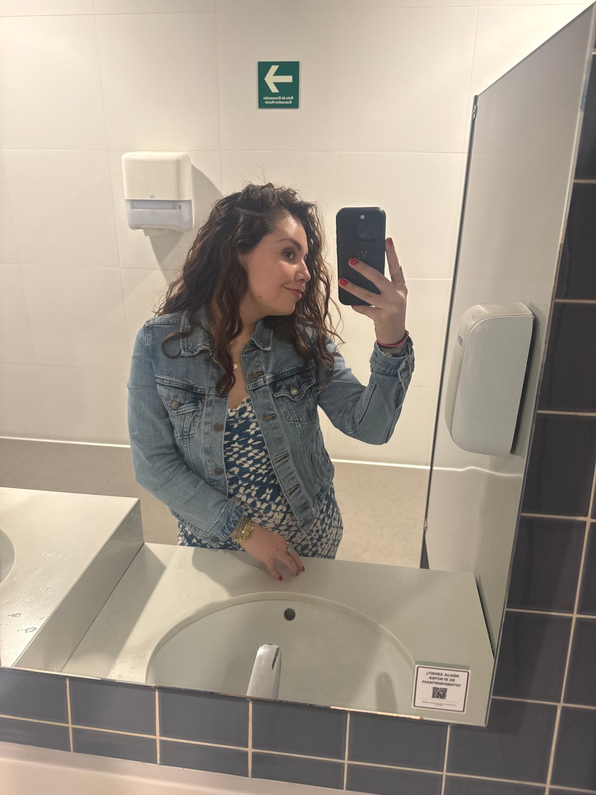 Woman Takes Bathroom Selfies in Mexico City Restroom