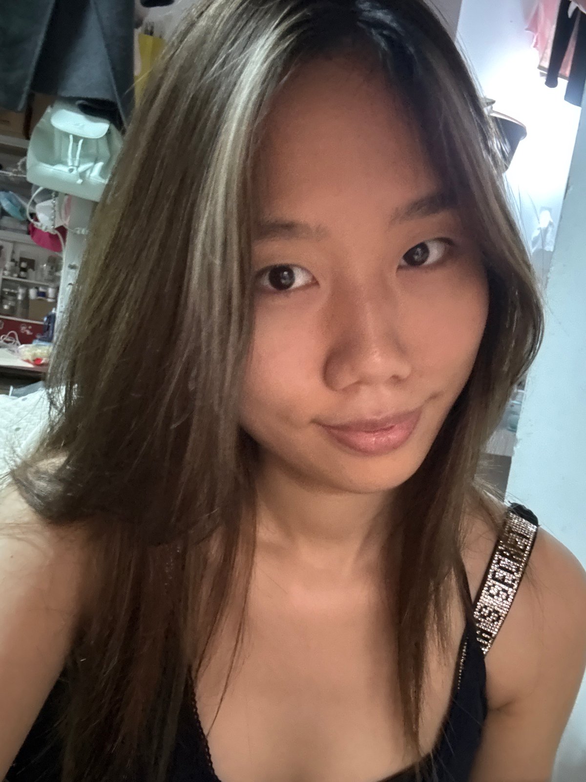 Woman poses for photos in Nan'an District home