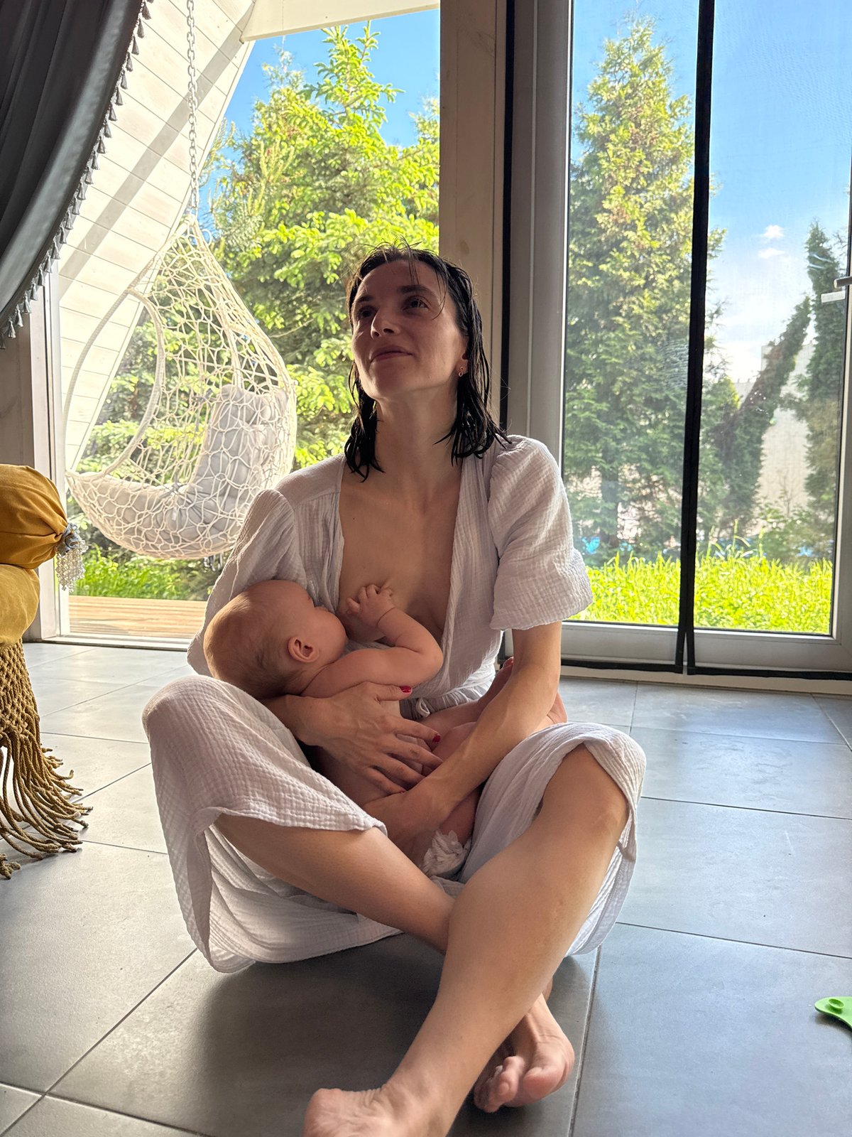 Family domestic life documented in Chyornoe, Russia residence