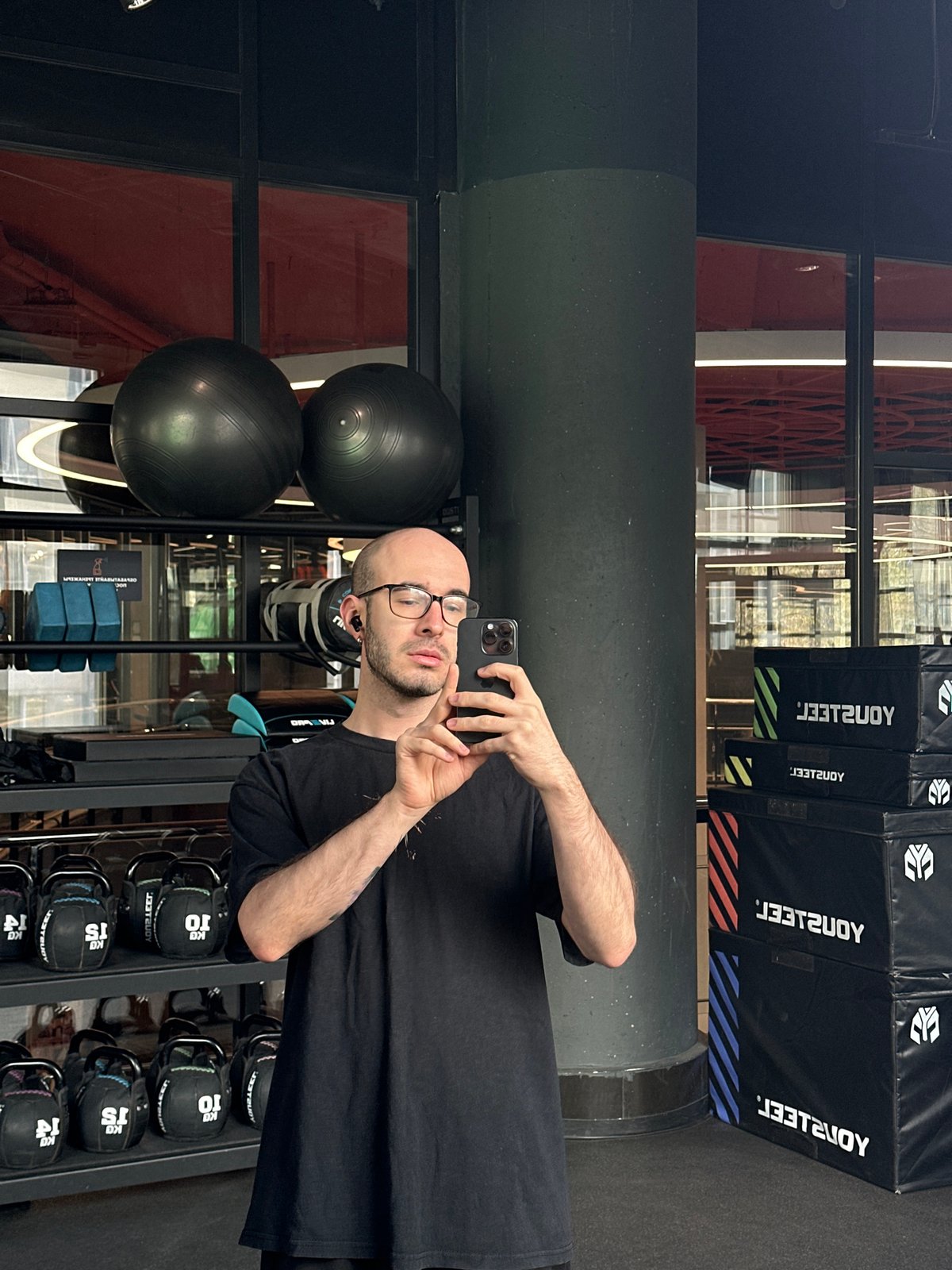 Morning scenes across Moscow capture gym selfies, rainy commute