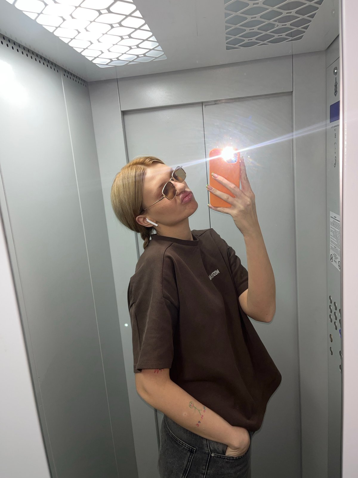 Person takes selfie in elevator in Chaikovsky, Russia
