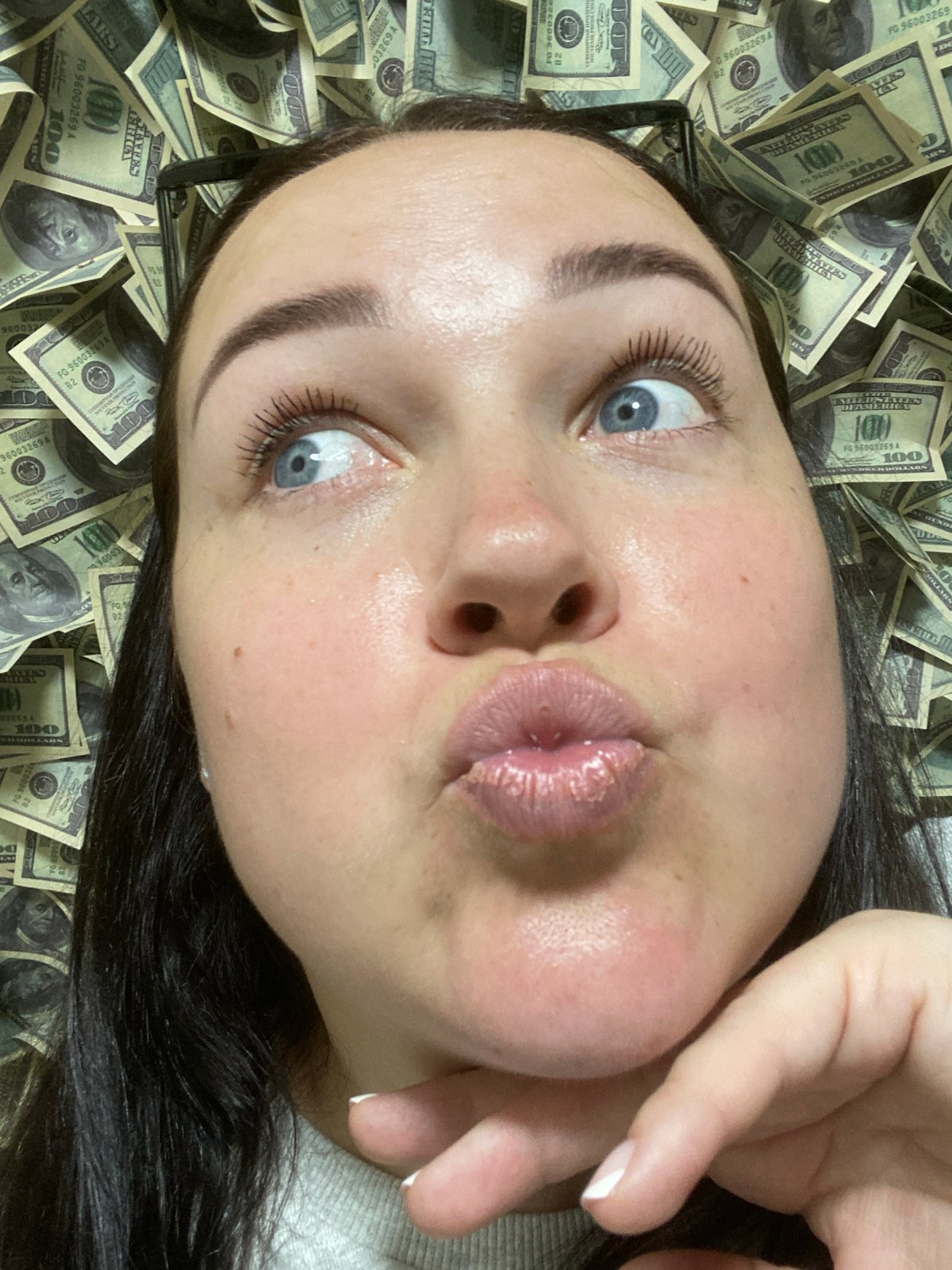 Woman photographed posing with cash bundles in Sochi hotel