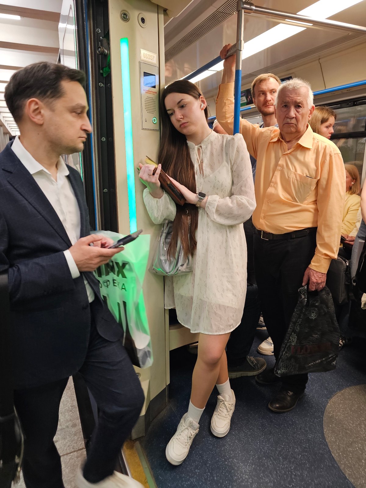 Moscow subway passengers observed during afternoon commute