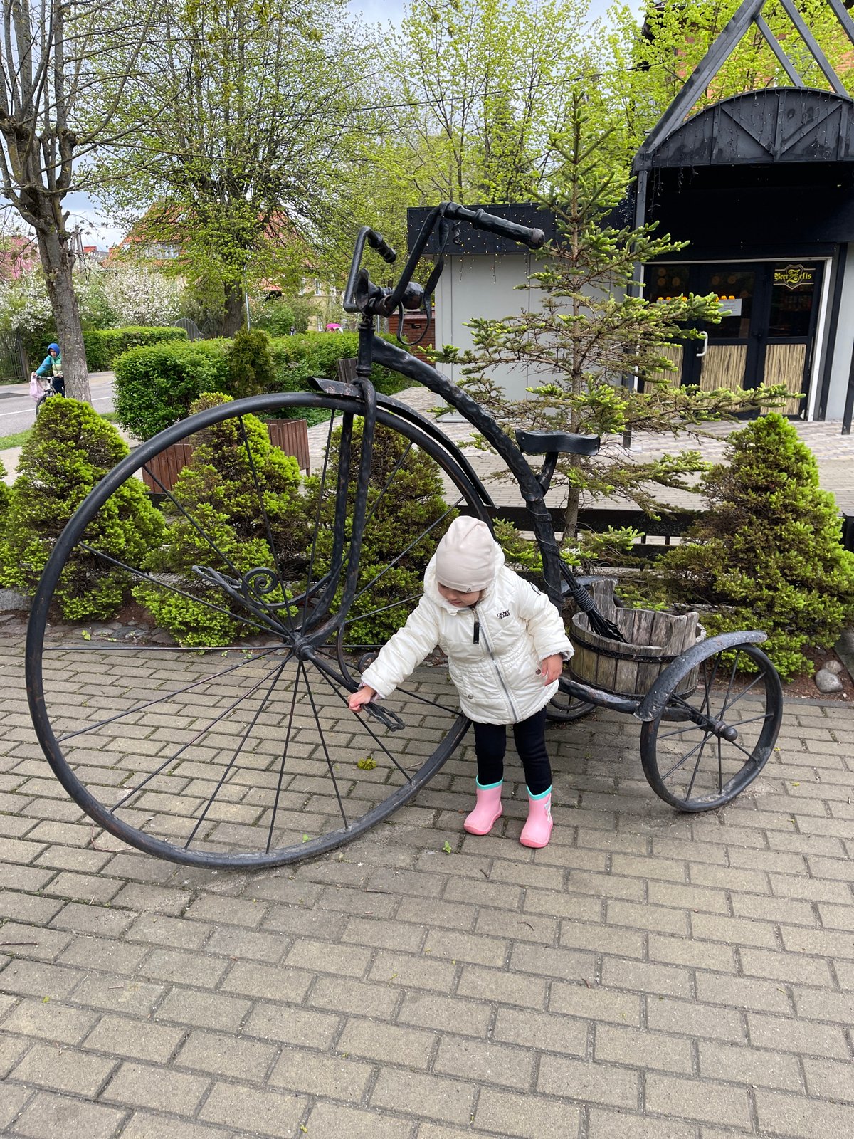 Child plays with public art sculptures in Zelenogradsk