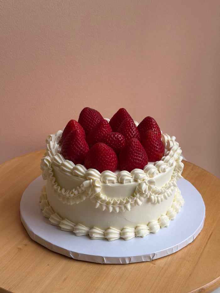 Tel Aviv pastry chef documents afternoon baking work