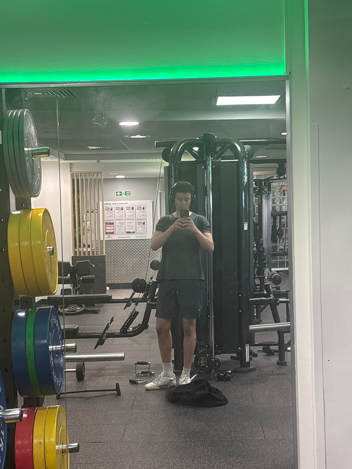 London morning captures gym selfie and street food vendors